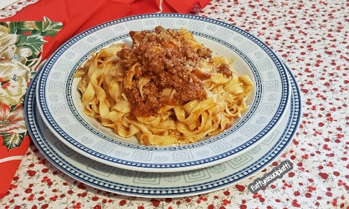 Tagliatelles au ragù de viande et saucisse