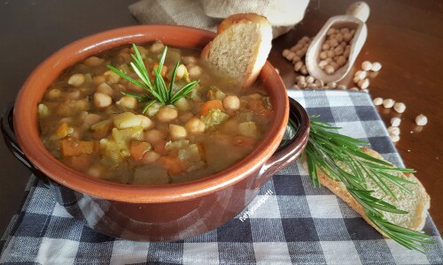 Soupe épaisse de pois chiches et scarole