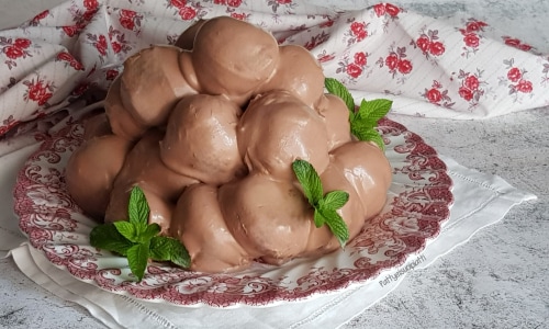 Profiteroles avec crème et sauce au chocolat