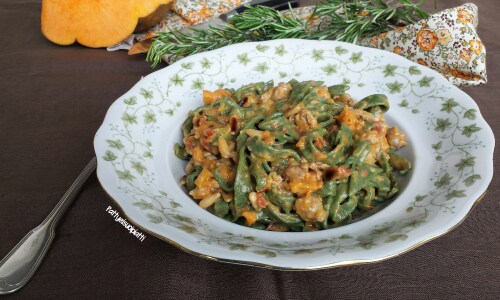 Tagliatelles vertes avec saucisse et potiron