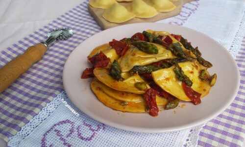 Demi-lunes à la lotte et aux asperges