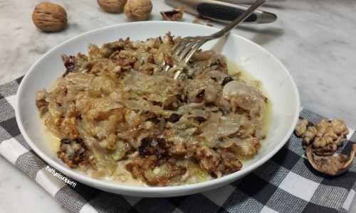 Chou frisé avec gorgonzola et noix