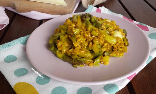Épeautre au safran avec asperges et brie