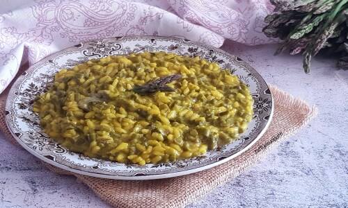 Risotto au safran avec asperges et gorgonzola