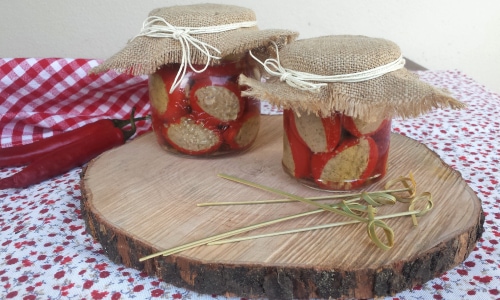 Piments ronds farcis à l’huile