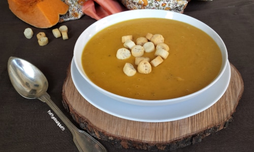 Crème de potiron et pommes de terre avec croûtons