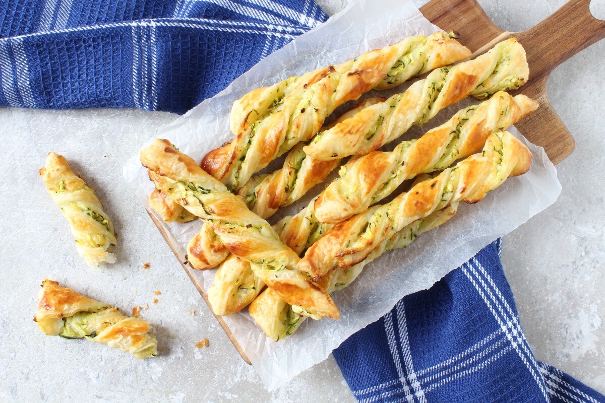 Gressins feuilletés avec stracchino et courgettes