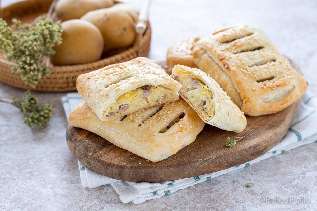 Feuilletés de pâte avec pommes de terre et saucisse