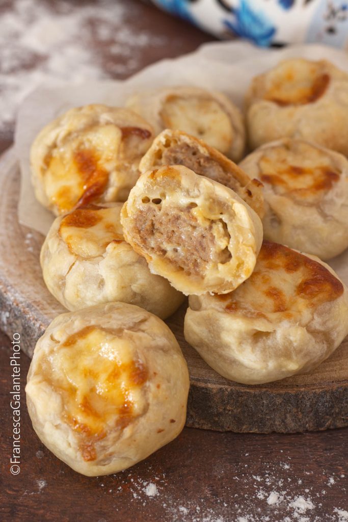 Pâte folle farcie avec préparation de boulettes