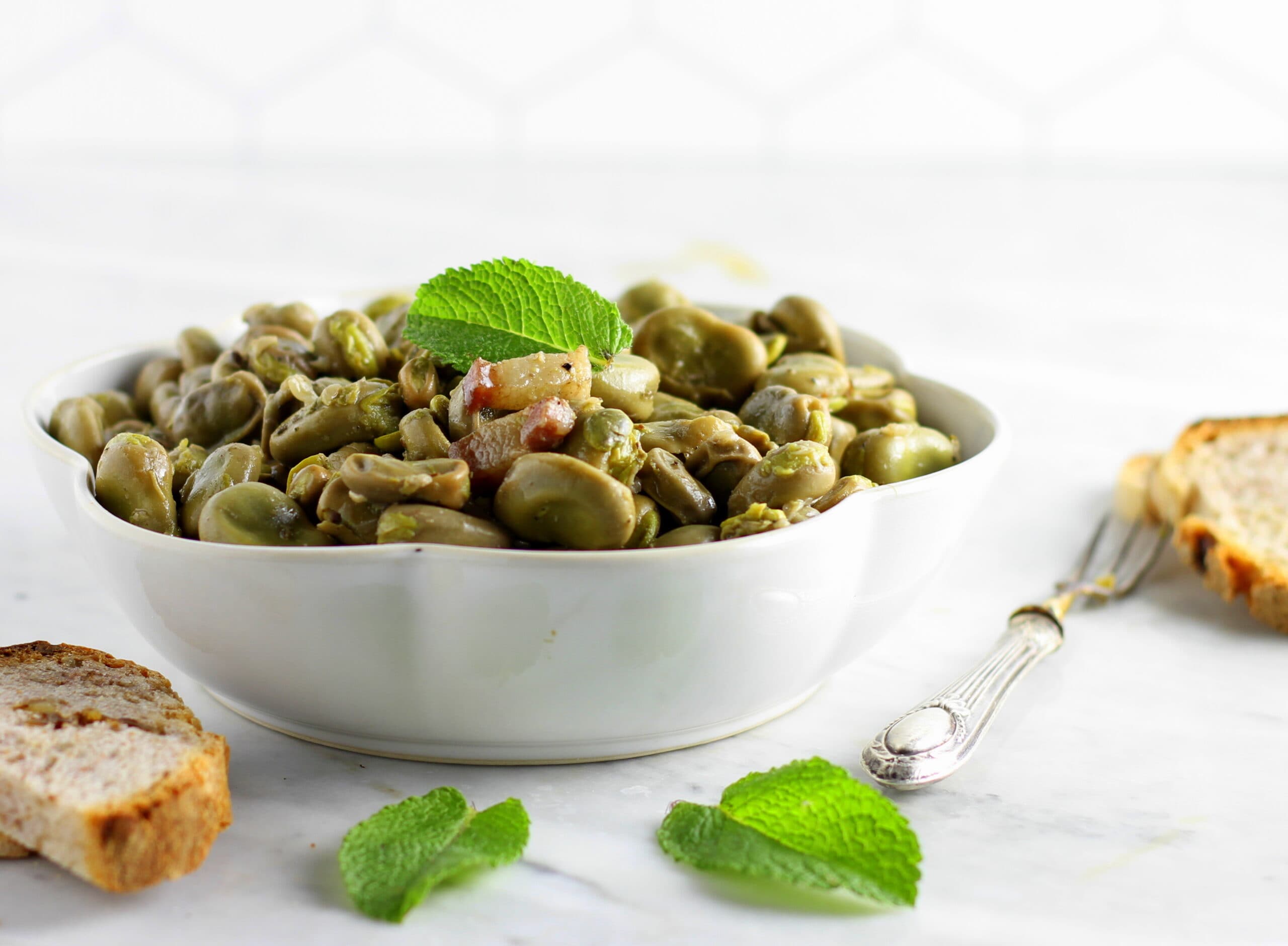 Fèves sautées à la poêle avec oignon et lard