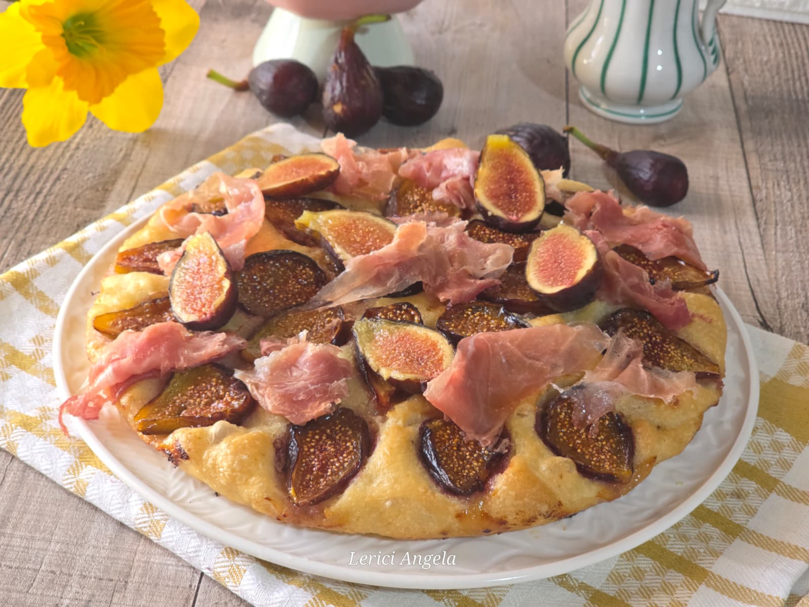 Focaccia Génoise avec figues et jambon cru