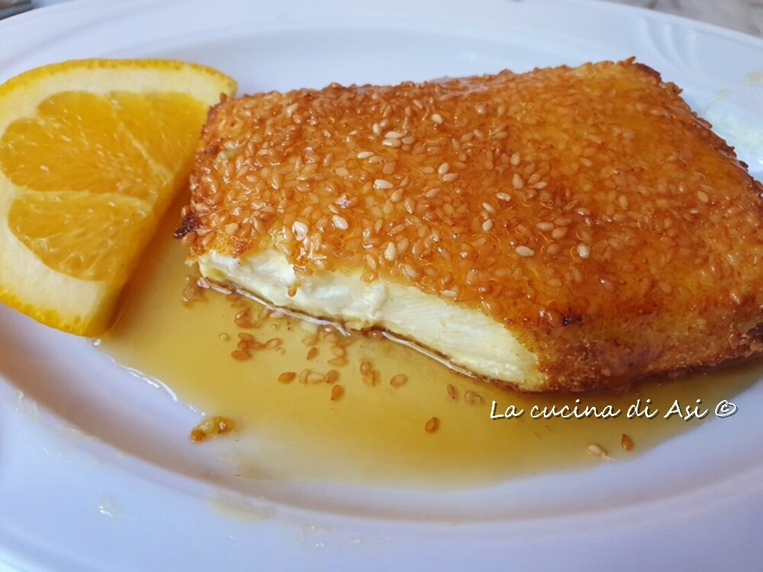 Apéritif de feta grecque avec miel et sésame