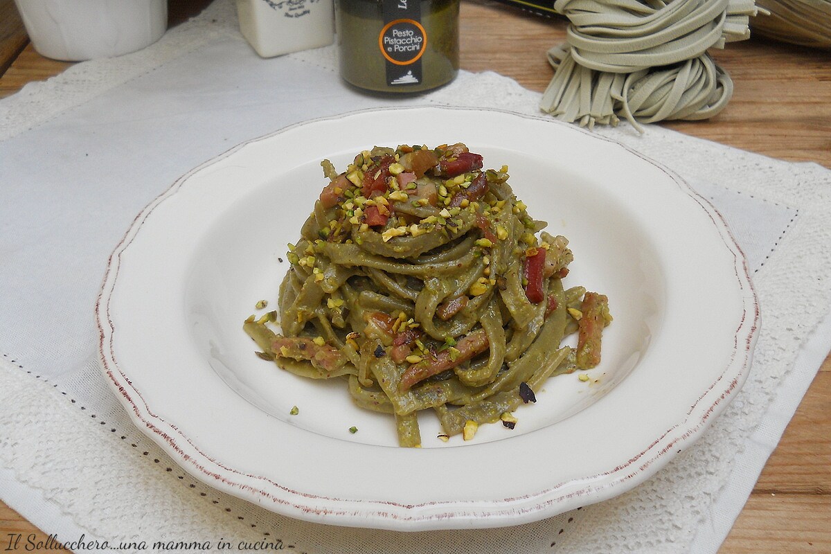 Fettuccine au pesto de pistache, cèpes et speck