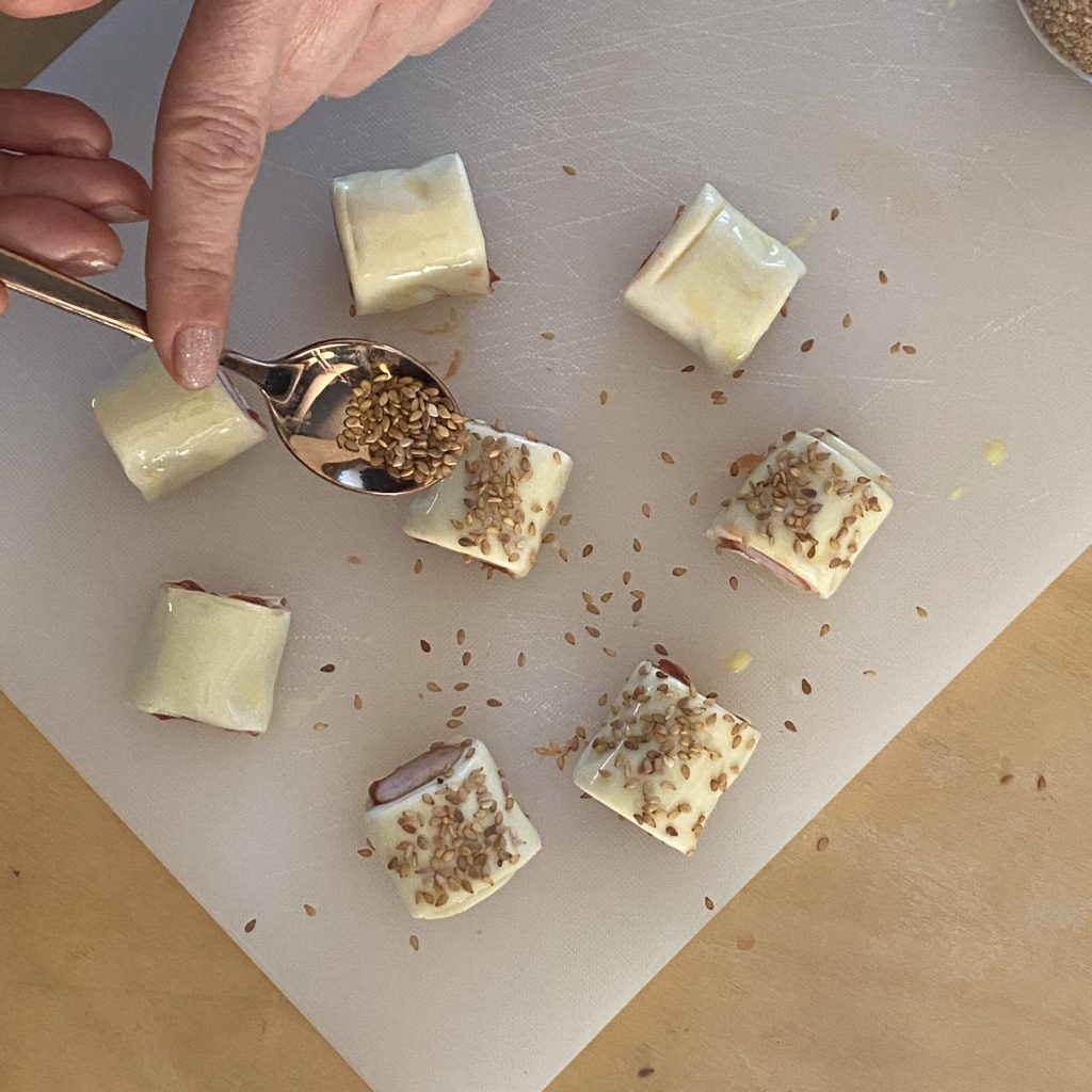 feuilletés préparés avec de la pâte feuilletée et des saucisses cuits en friteuse à air