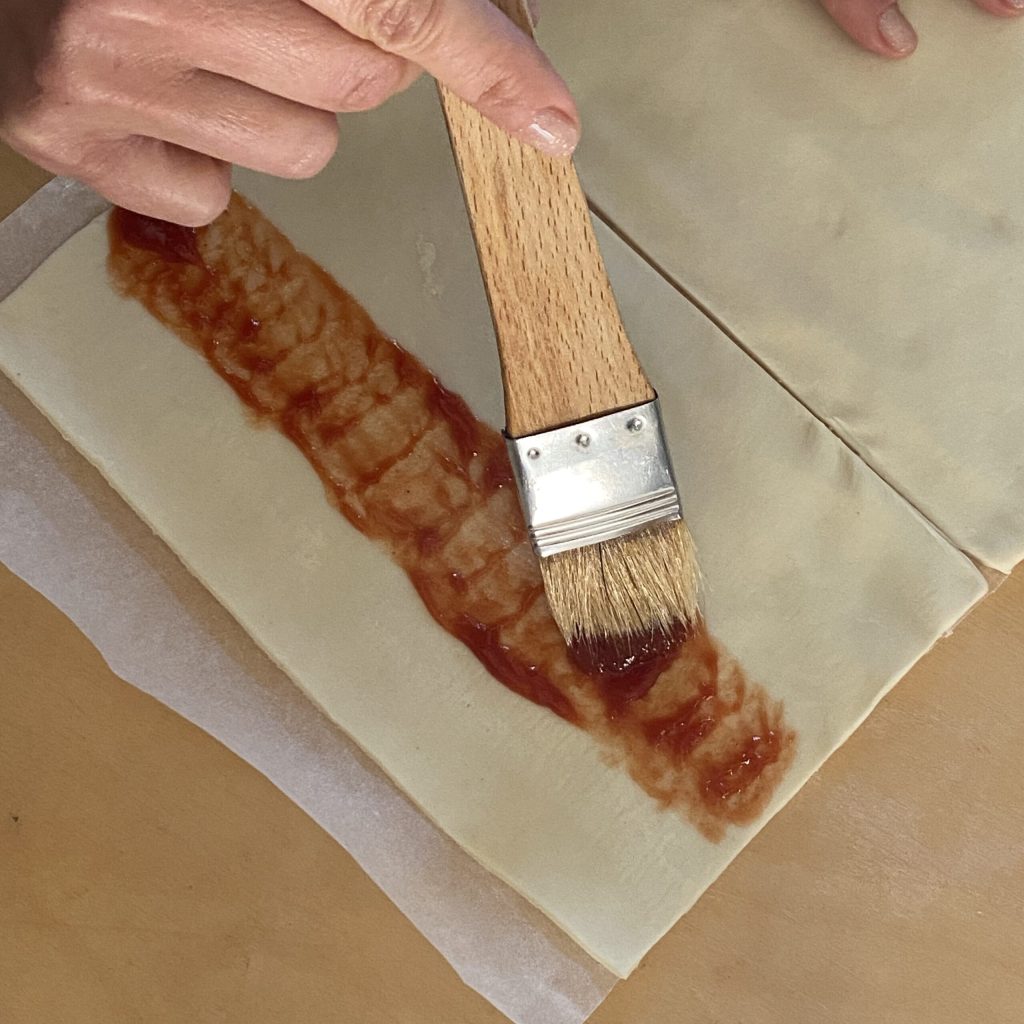 feuilletés préparés avec de la pâte feuilletée et des saucisses cuits en friteuse à air