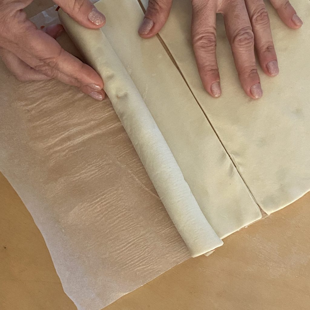 feuilletés préparés avec de la pâte feuilletée et des saucisses cuits en friteuse à air