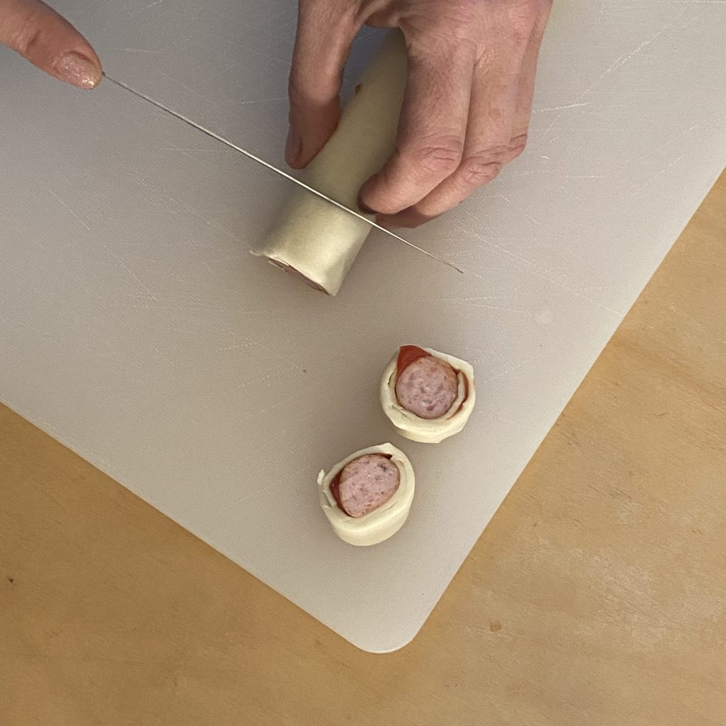 feuilletés préparés avec de la pâte feuilletée et des saucisses cuits en friteuse à air