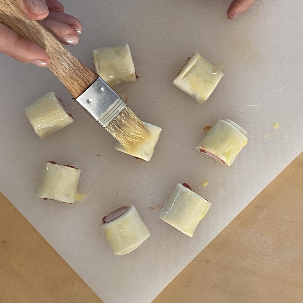 feuilletés préparés avec de la pâte feuilletée et des saucisses cuits en friteuse à air