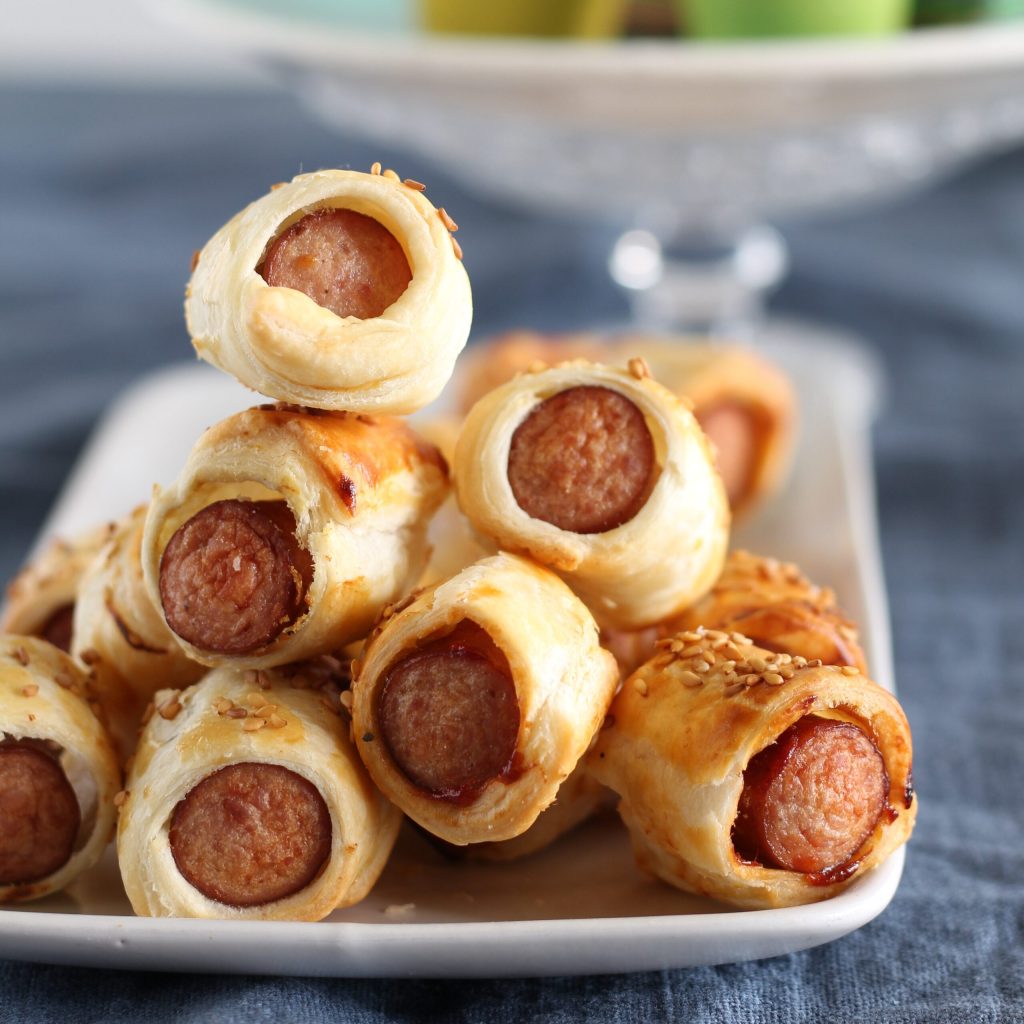 feuilletés préparés avec de la pâte feuilletée et des saucisses cuits en friteuse à air