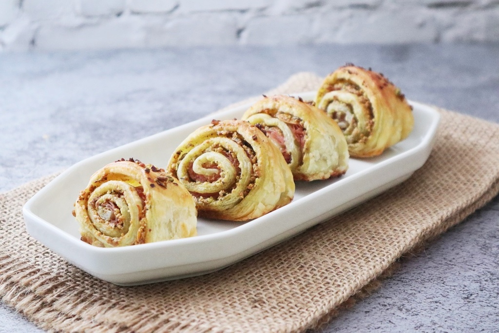 Feuilletés au pesto de pistache et mortadelle