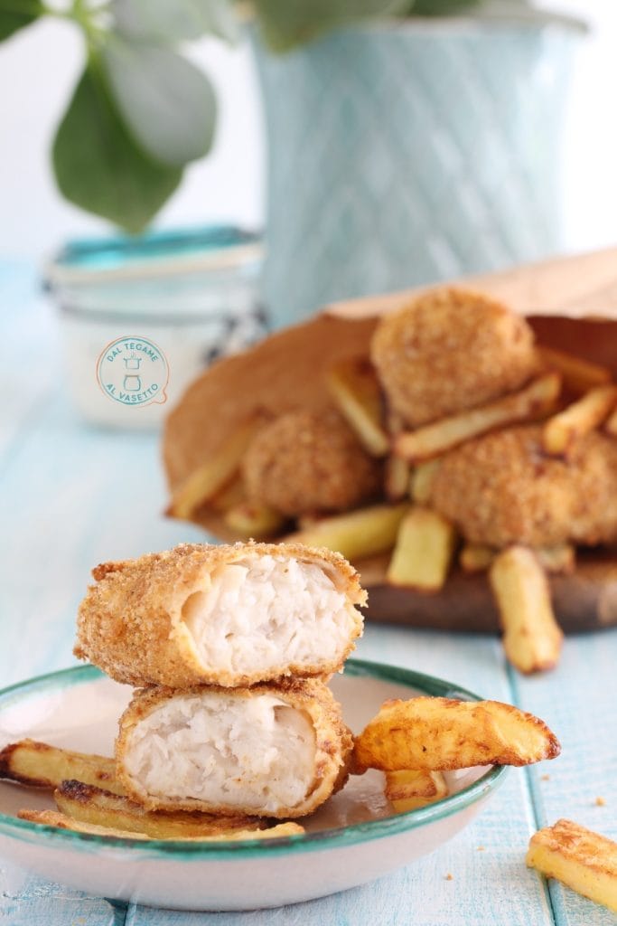 cabillaud pané et pommes de terre cuit dans friteuse à air