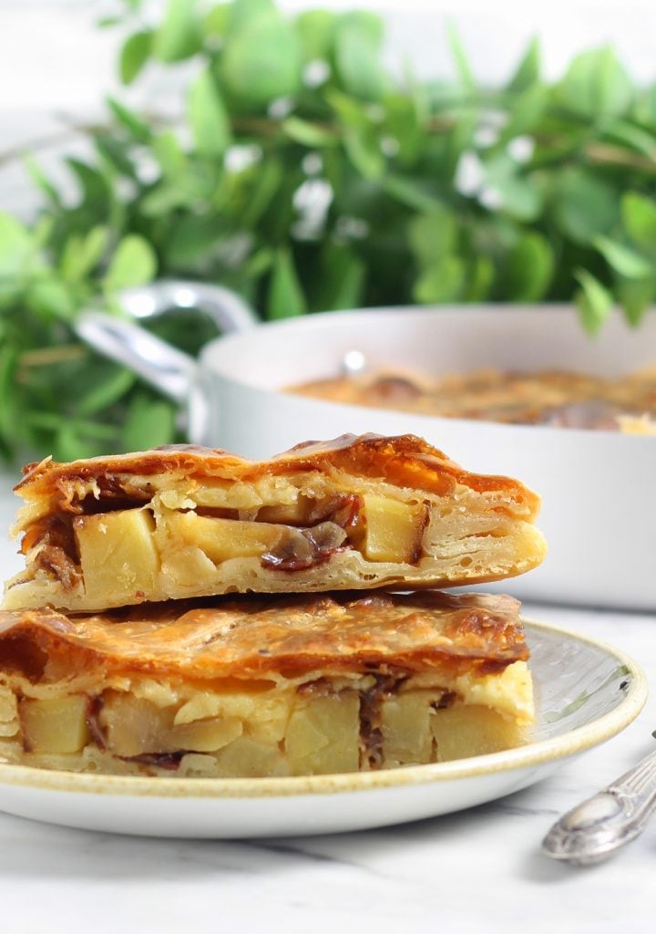 Focaccia avec pommes de terre, bacon et fromage