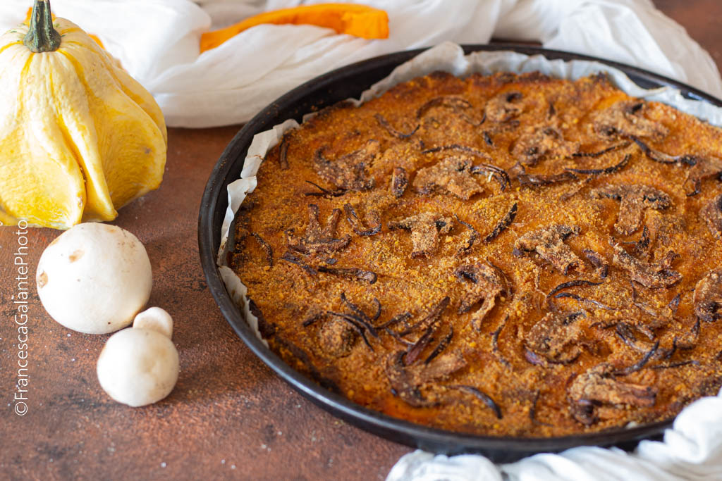 Focaccia de potiron cru croustillante avec champignons et oignon