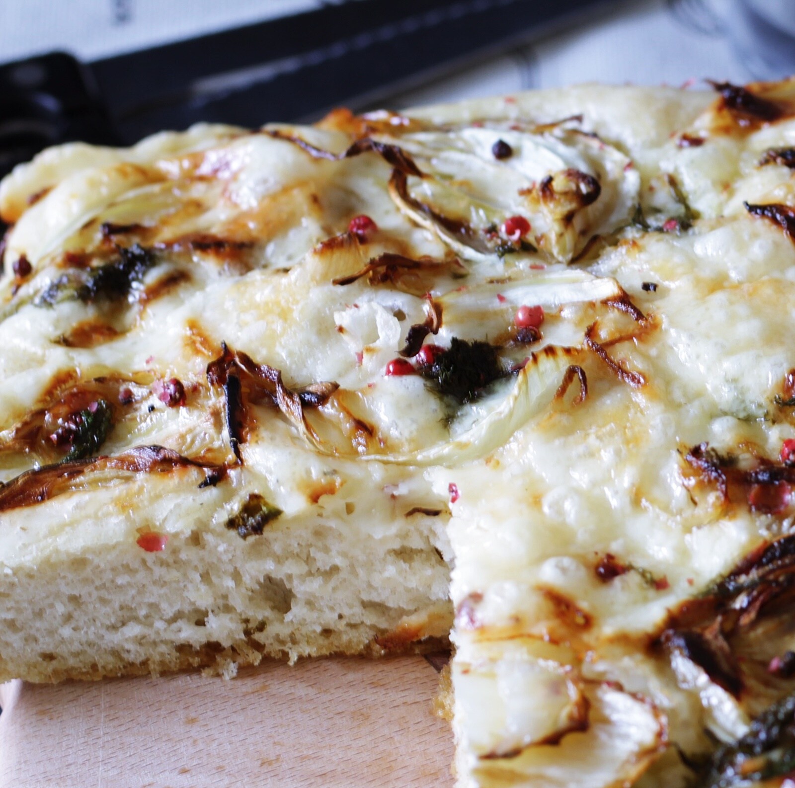 Focaccia rustique avec fenouil, provola et poivre rose