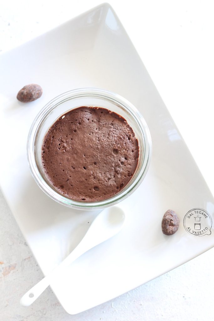 Dessert en bocal avec chocolat et œufs sans farine et sans sucre en cuisson sous vide au micro-ondes