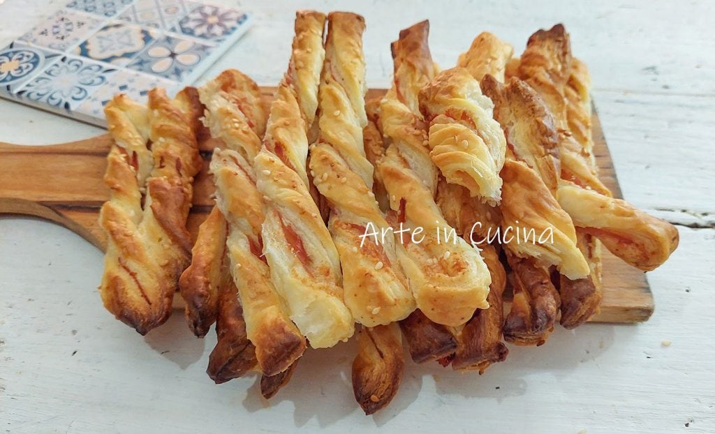 FOUILLES DE PÂTE FEUILLETÉE au parmesan et jambon