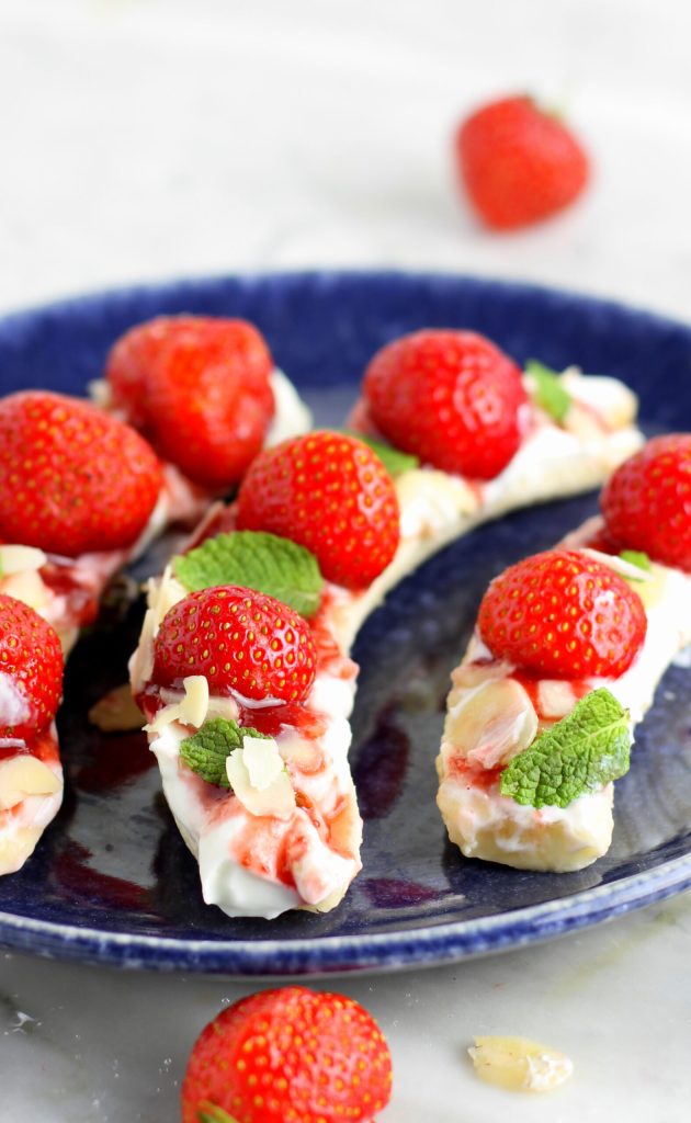 Bananes avec yaourt fraises et amandes