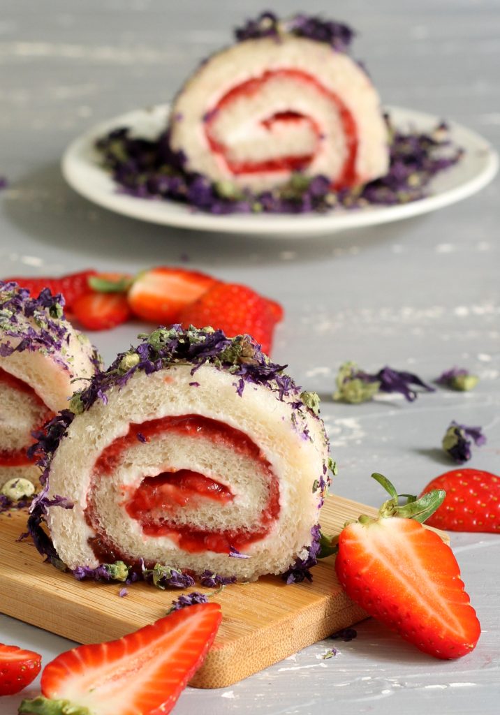 Roulés de pain de mie et fraises