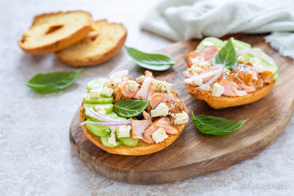 friselles avec saumon concombres et feta