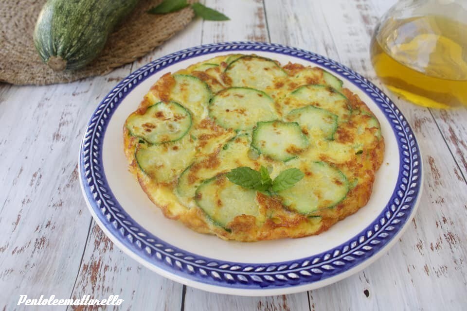 Omelette avec fromage à tartiner et courgettes