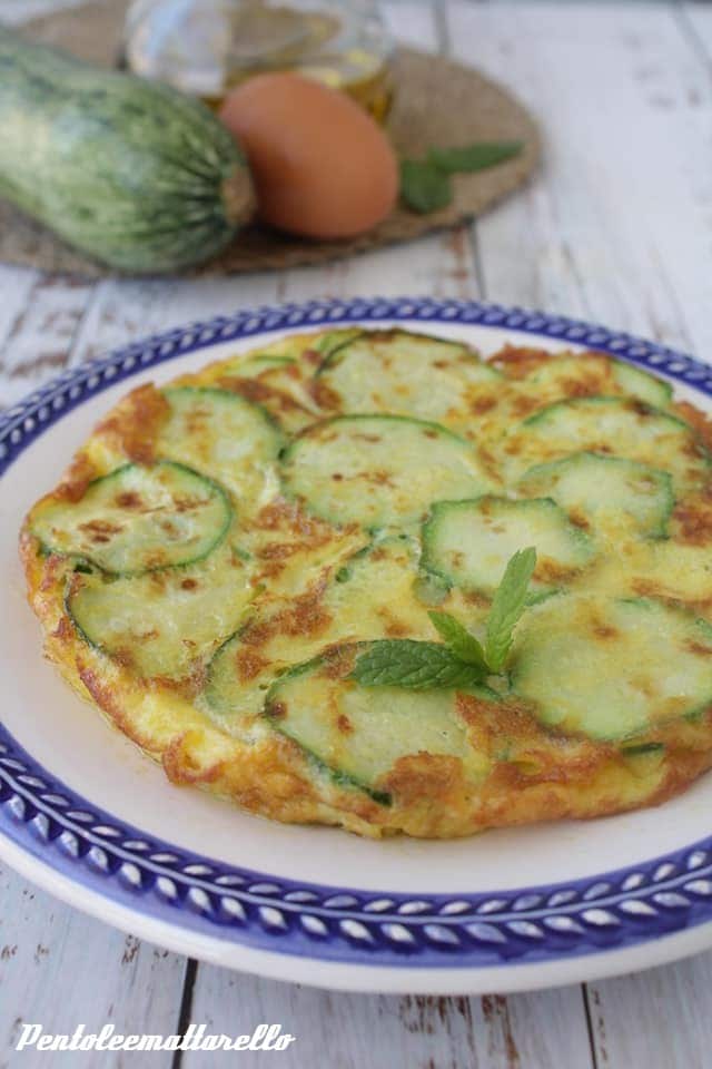 Omelette avec fromage à tartiner et courgettes