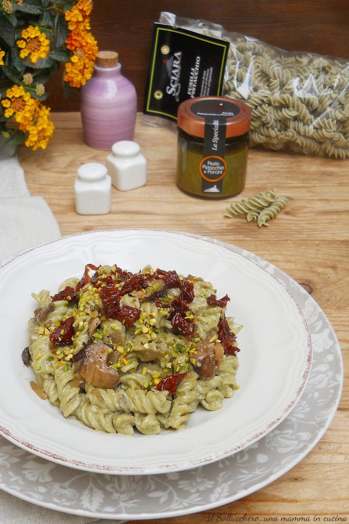 fusilli avec pesto de pistache aux cèpes, stracciatella et tomates séchées vert