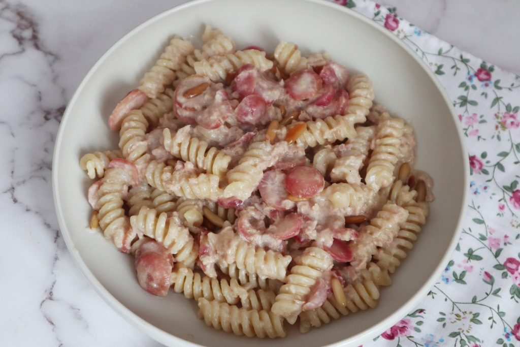 Fusilli avec thon, radis et pignons