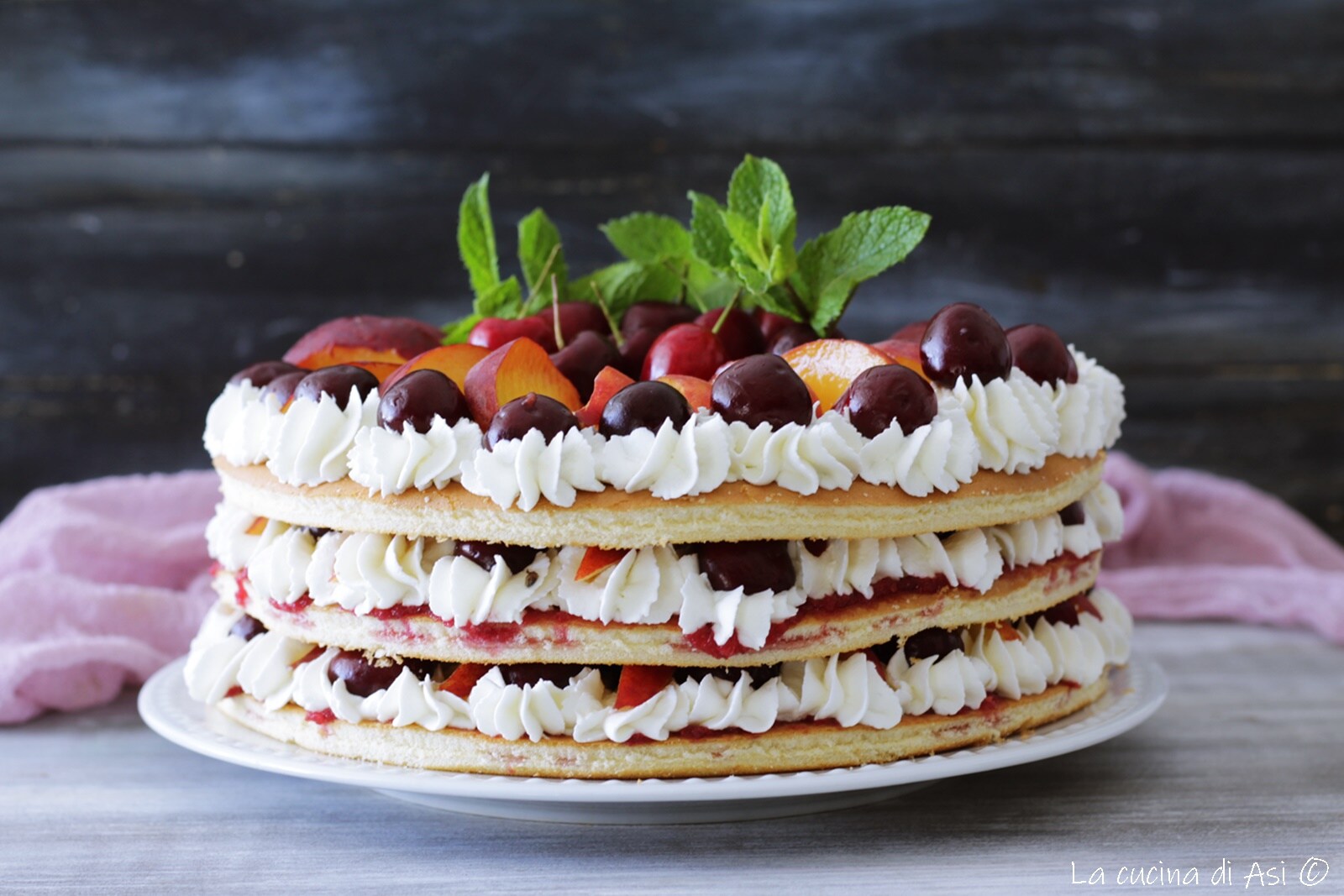 Gâteau à la crème de mascarpone, pêches et cerises