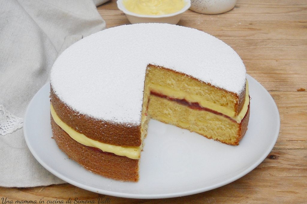 gâteau au lait chaud avec crème et confiture de framboises oriz