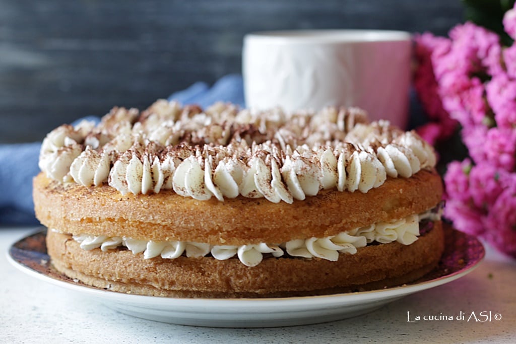 Gâteau aux blancs d’œufs garni de Nutella et de chantilly
