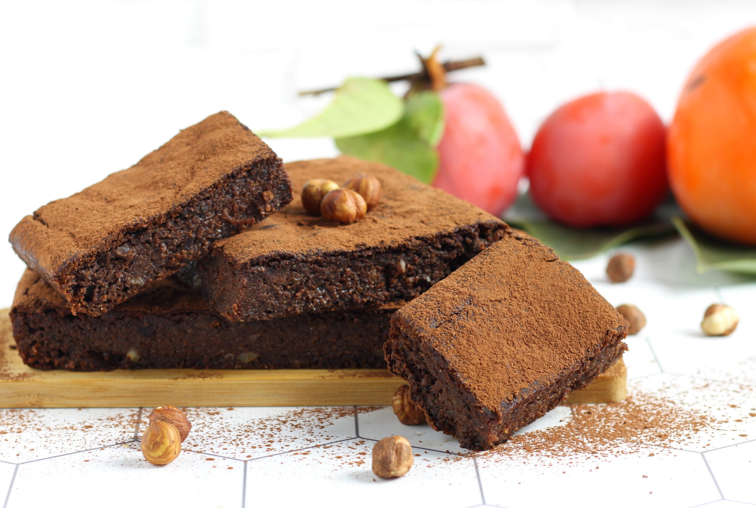 Gâteau aux kakis avec chocolat et noisettes