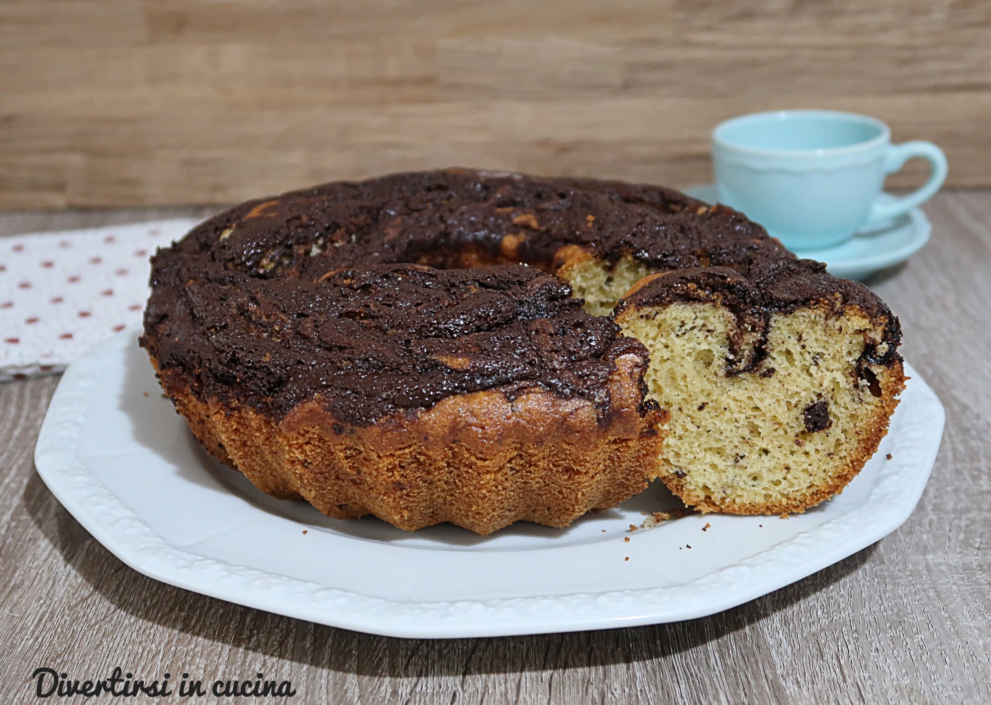 Gâteau marbré avec glaçage au chocolat