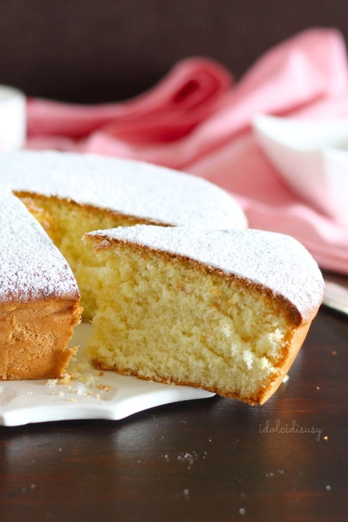 Tranche de gâteau marguerite moelleux avec intérieur haut et bien levé, saupoudrée de sucre glace