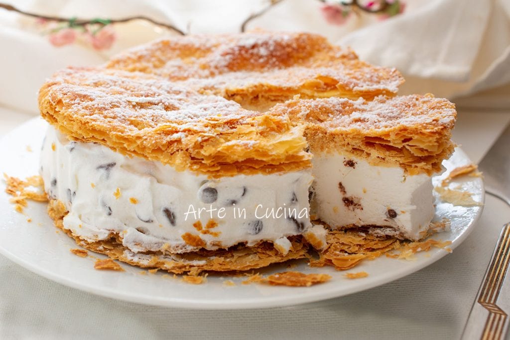 Gâteau millefeuille avec éclats de chocolat