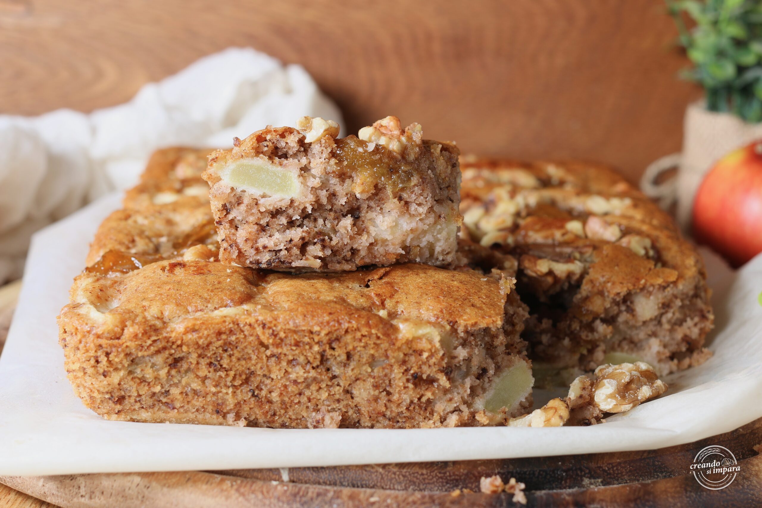 Gâteau aux pommes avec noix et confiture de figues