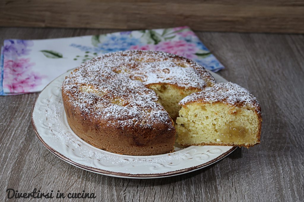 Gâteau au yaourt avec confiture et chocolat blanc
