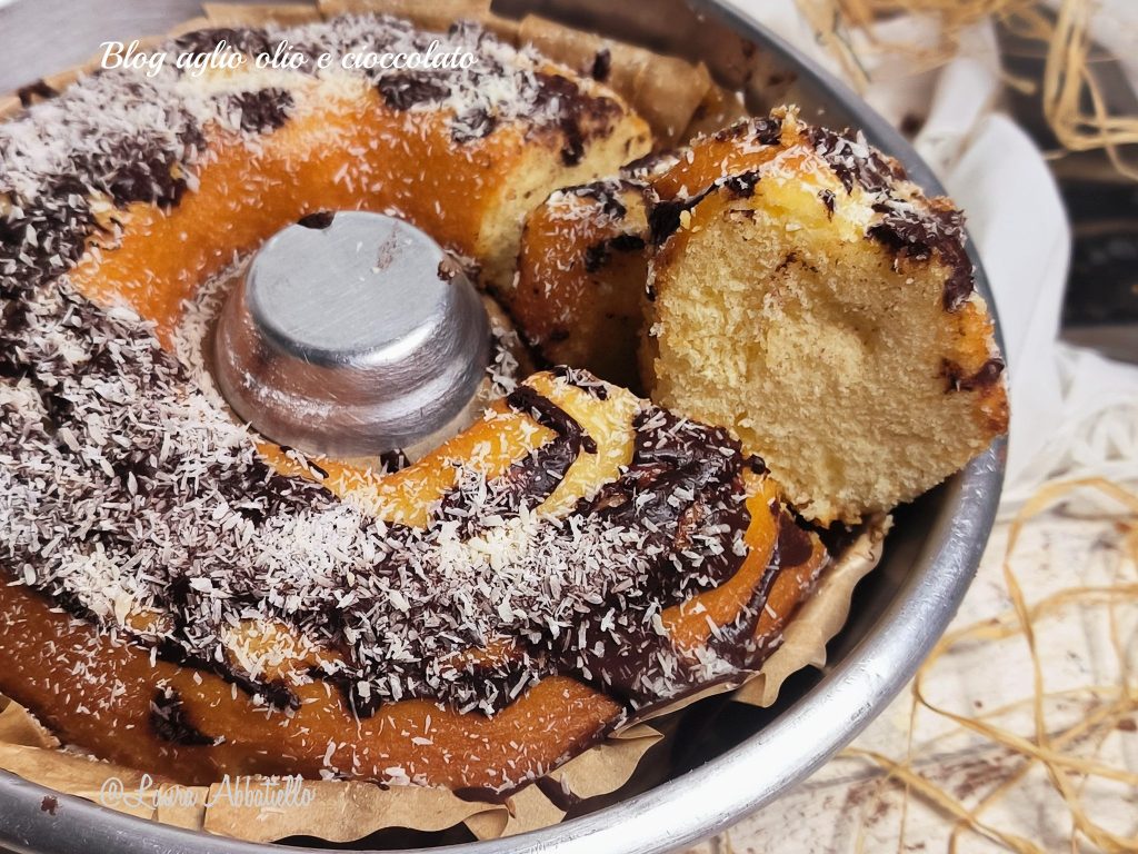 Gâteau très moelleux à la noix de coco et au yaourt sans beurre prêt en 5 minutes aucun désordre uniquement un bol et un fouet, une méthode infaillible utilisée par nos grands-mères