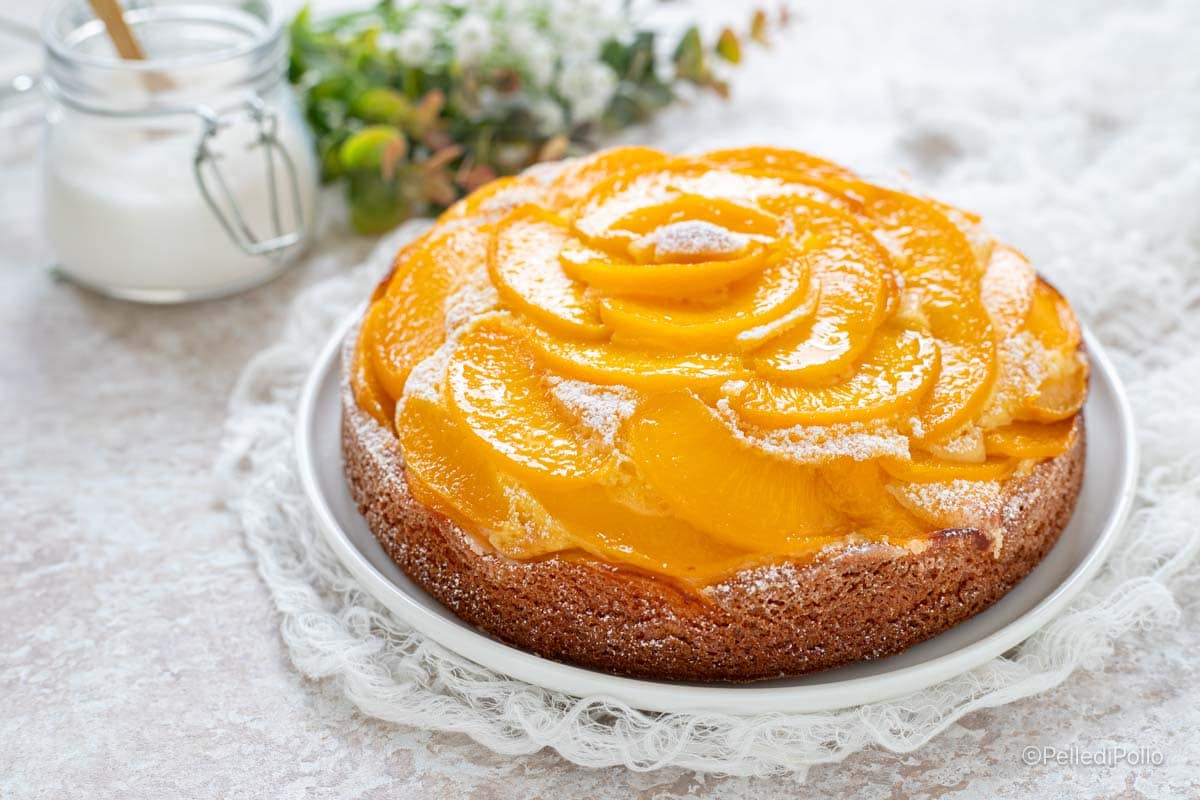 Gâteau avec des pêches au sirop et de la ricotta