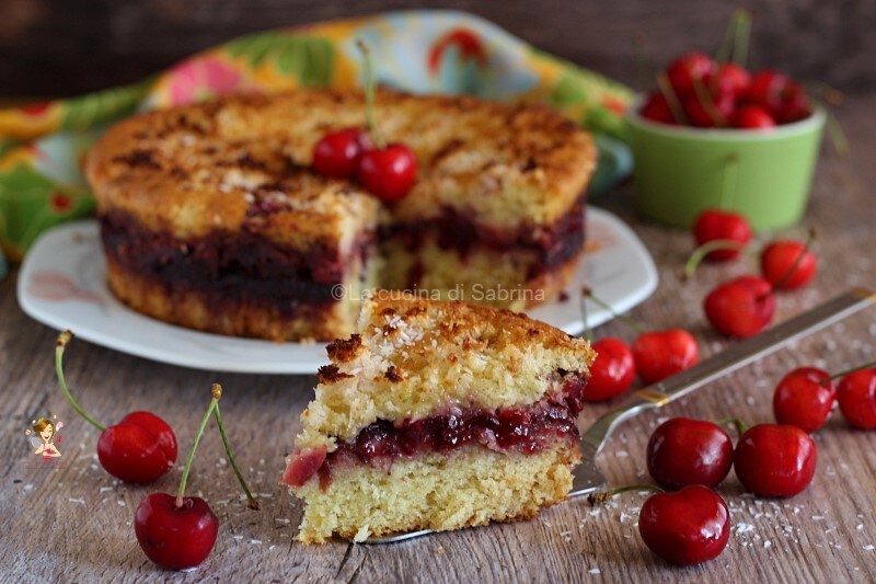 Gâteau versé cerises et noix de coco