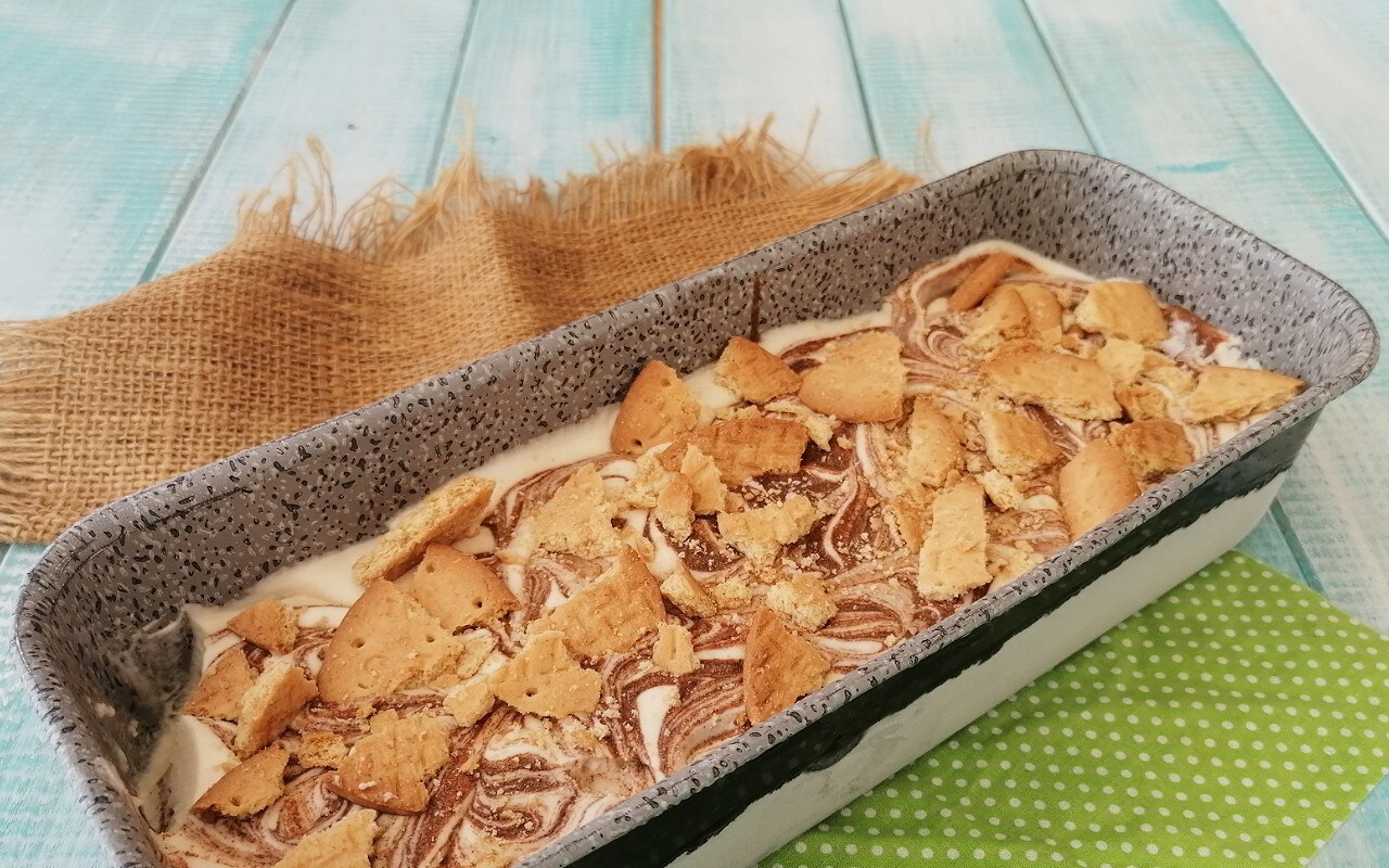 GLACE À LA CANNELLE MARBRÉE ET CRÉMEUSE